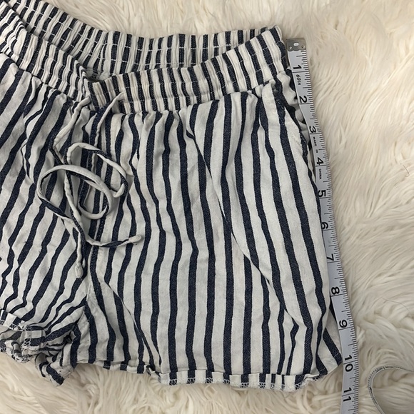 • Universal Thread Striped Shorts White and Navy - Picture 8 of 11